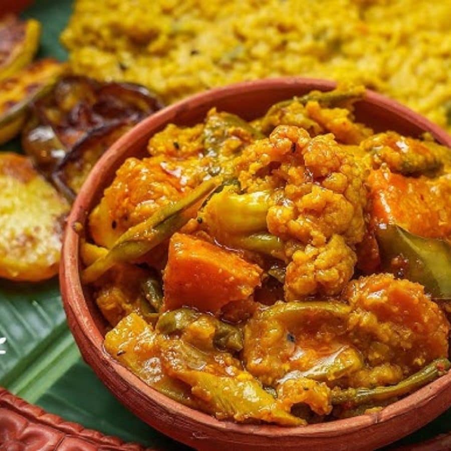 ভাজাভুজি শেষ হলে চলে আসে ফুলকপির তরকারি, যা এই সময়ের শীতের আগমনীর বার্তা দেয়।