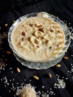 মিষ্টিমুখ না হলে কি চলে? চালের পায়েস তো হয়ই, তবে অনেকে আবার ছানার বা খেজুর গুড়ের পায়েস বানিয়ে পরিবেশনে নতুনত্ব আনেন।