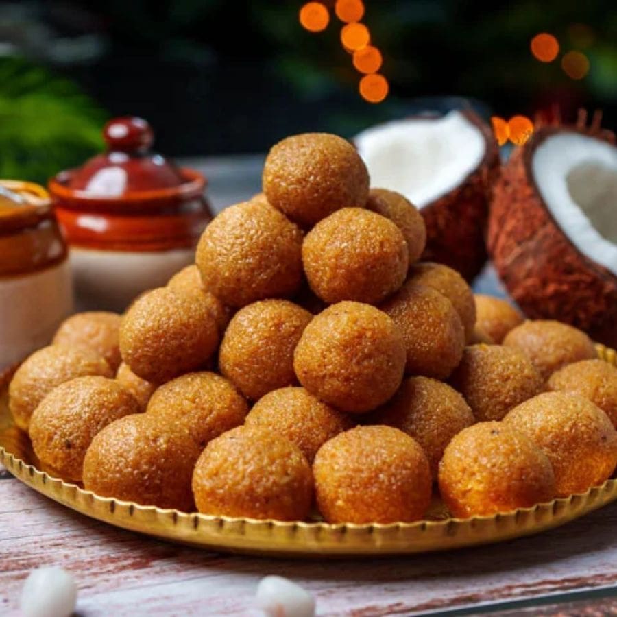 মিষ্টির এই পর্বকে আরও জমিয়ে তোলে নারকেলের নাড়ু।