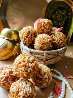 এর পাশে অনিবার্য ভাবে থাকবে মুড়ির মোয়া আর মুড়কি, সঙ্গে নারকেল কোরা।