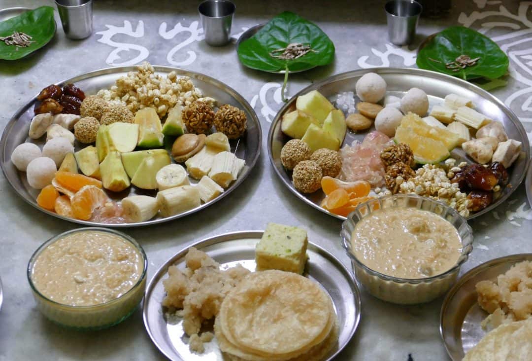 অনেকের বাড়িতেই চালের ভোগ দেওয়ার রীতি নেই, তারা কিন্তু অন্য রকম ব্যবস্থা করেন। তাদের জন্য সুজি আর লুচি এক অসাধারণ বিকল্প। সব মিলিয়ে লক্ষ্মীপুজো শুধু ধন-সম্পদের প্রার্থনা নয়, এটি আসলে ঘরোয়া রসবোধ, ঐতিহ্য আর প্রিয়জনদের জন্য নিজের হাতে রান্না করার এক আবেগঘন মুহূর্ত। 