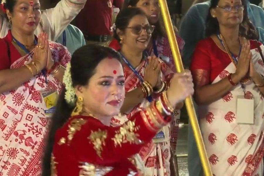 নৃত্য পরিবেশন করলেন অপরাজিতা। 