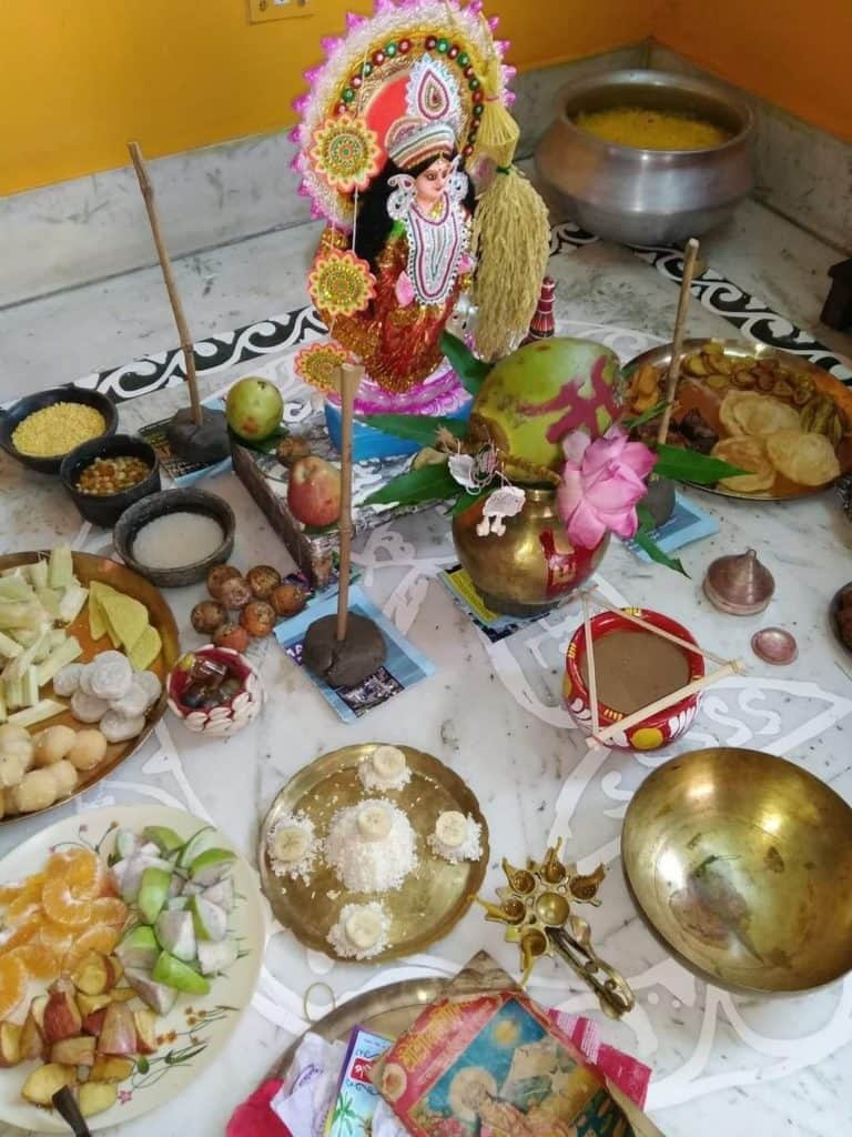 কোজাগরী লক্ষ্মী পুজোর অবিচ্ছেদ্য অঙ্গ হল আলপনা। দুপুর থেকে পিটুলি গোলার (আতপ চালের গুঁড়ো) আলপনা দেওয়ার পর্ব চলে। মেঝেতে, নিকানো উঠোনে লক্ষ্মীপেঁচা, ধানছড়া, শঙ্খ, পদ্ম, দেবীর পদচিহ্ন ইত্যাদি আঁকা হয়। পূর্ববঙ্গীয়দের মধ্যে আবার লক্ষ্মী পুজোর আলপনায় মাছেরও দেখা মেলে। লক্ষ্মীর পদযুগলের আলপনা দেওয়ার রীতিটি সর্বত্র দেখা যায়। বাড়ির মেয়ে-বউদের আঁকা লক্ষ্মীর পদচিহ্ন কোজাগরী পুজোর অবিচ্ছেদ্য অংশ। হালের ‘স্টিকার’ আলপনার যুগেও লক্ষ্মীর পদচিহ্নের জনপ্রিয়তা কমেনি। 