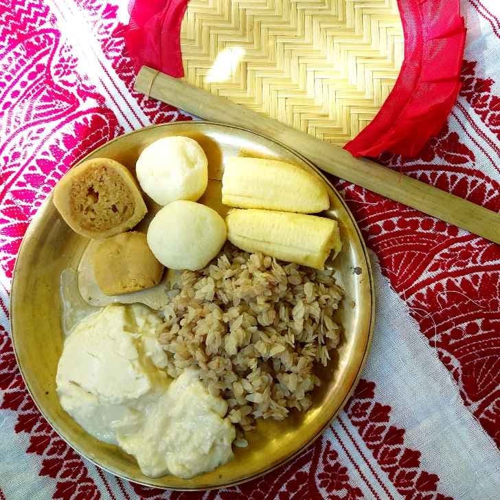 দেবী লক্ষ্মীর নৈবেদ্যের অন্যতম উপাদান হল চিঁড়ে। কথিত আছে, আশ্বিনের পূর্ণিমা নিশীথে লক্ষ্মীদেবী বের হন। দেখেন, কে জেগে রয়েছে। যে ব্যক্তি জেগে থাকেন, তিনি; তাঁকে বিত্ত প্রদান করেন। বলা হয়, ‘নারিকেলৈশ্চিপিটকৈঃ পিতৃন্ দেবান্ সমর্চ্চয়েৎ।/বন্ধুংশ্চ প্রীণয়েত্তেন স্বয়ং তদশনো ভবেৎ।।’