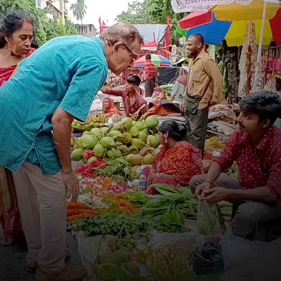 Prices of fruits, flowers and vegetables soar ahead of Lakshmi Puja 2025 dgtl