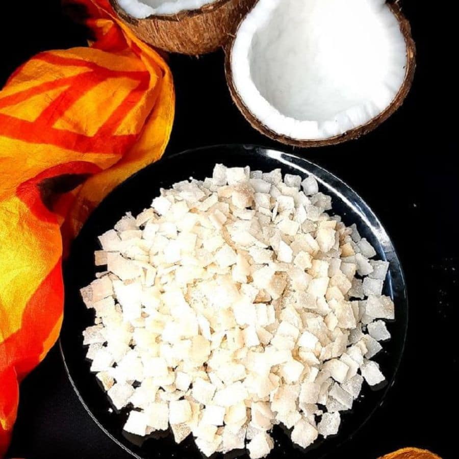 অর্থাৎ ভক্তিপূর্ণ হৃদয়ে লক্ষ্মী দেবীর পুজোর পর রাতে নারকেল ও চিঁড়ে দিয়ে পিতৃগণ এবং দেবতাদের অর্চনা করতে হবে। বন্ধুদের তা খাওয়াতে হবে এবং নিজেকেও খেতে হবে। কোজাগরী পূর্ণিমা রাতে আত্মীয়, বন্ধুবান্ধবদের নিয়ে চিঁড়ে ও নারকেলের তৈরির নানা সন্দেশ খাওয়ার কথা নীহাররঞ্জন রায়ও লিখে গিয়েছেন। এ সব খেয়ে রাত জেগে পাশা খেলতে হবে, যাতে দেবী কৃপাদান করতে পারেন।