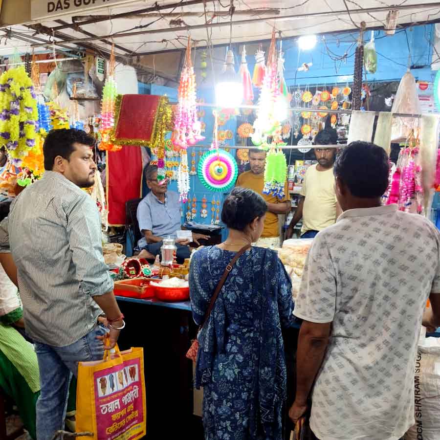 লক্ষ্মীপুজোর আগে বাজারে চলছে কেনাকাটা। 