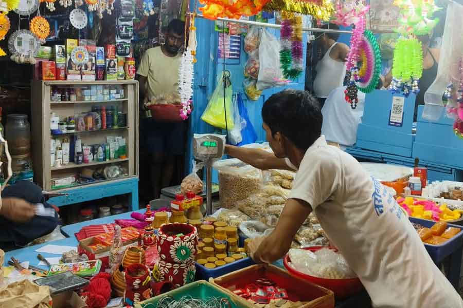 লক্ষ্মীপুজোর আগে দশকর্মা ভান্ডারে চলছে গোছগাছের পর্ব। 