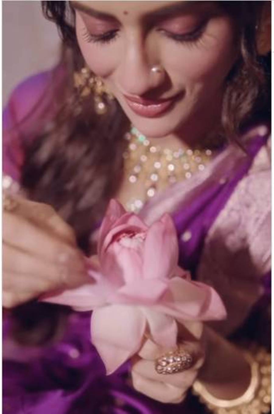 পদ্ম ফোটাচ্ছেন নুসরত জাহান।