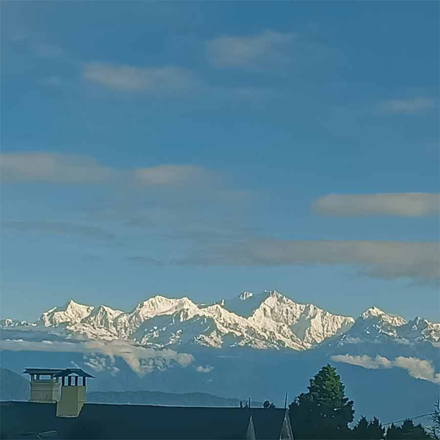 সোমবার সকালে দার্জিলিং থেকে দেখা যাচ্ছে কাঞ্চনজঙ্ঘার বরফঢাকা চূড়া। 