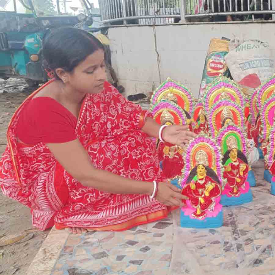 Tumpa Pal, a house wife from Kaliaganj makes Laxmi idol to pay for her children's education