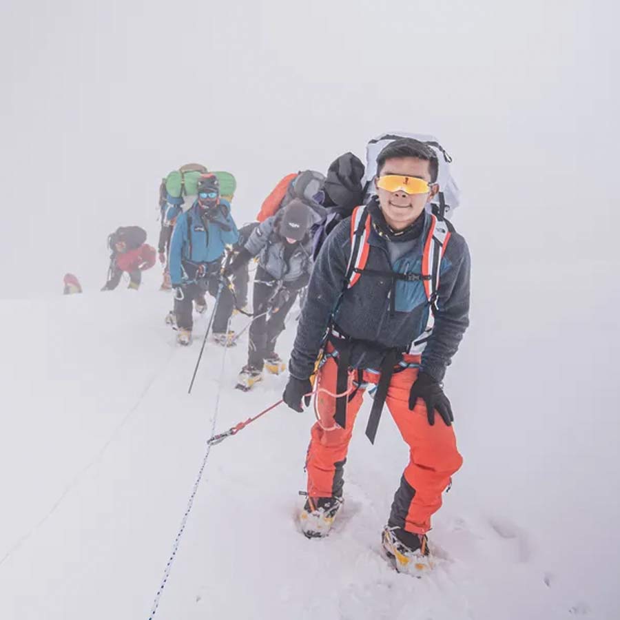 Hundreds of trekkers stuck in blizzard on Tibetan side of Mount Everest, rescued safely dgtl