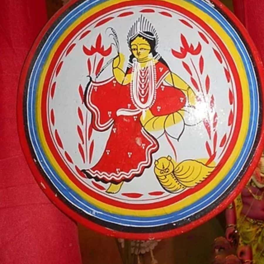 মূর্তির প্রচলন ছিল না। বদলে প্রতীকে পুজো হত। এপারে এসেও সে রীতি বাঁচিয়ে রেখেছেন কেউ কেউ। কোথাও লক্ষ্মী সরায় পুজো পান, কোথাও কলাবউ দেবী রূপে পূজিত হয়।