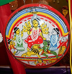 সরার উপরের অংশে থাকেন অস্ত্রে সাজে সুসজ্জিতা মা দুর্গা এবং তাঁর পরিবার। আর নীচের দিকে লক্ষ্মী। ‘ফরিদপুরী সরা’র ক্ষেত্রে দু’টি আলাদা ধরন দেখা যায়। উপরের দিকে মা দুর্গা থাকেন, কোনও কোনওটাতে থাকে লক্ষ্মী-নারায়ণ বা রাধা-কৃষ্ণ। নীচে আঁকা হয় লক্ষ্মী দেবীর ছবি। ‘ঢাকাই সরা’য় একক ভাবে দেবী লক্ষ্মী থাকেন। এ ছাড়াও বহু স্বতন্ত্র ঘরানা রয়েছে। যেমন, তাহেরপুরের সরা, কুমারটুলির সরা, এক লক্ষ্মী সরা, জোড়া লক্ষ্মী সরা, তিনপুতলি সরা, চারপুতলি সরা, পাঁচপুতলি সরা, সাতপুতলি লক্ষ্মী সরা ইত্যাদি। 