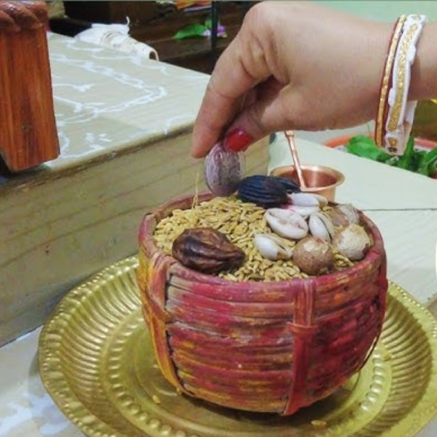 আড়ি লক্ষ্মী:  কাঠের জলচৌকির উপর বেতের চুপড়ি বা ছোট ঝুড়িতে ধান ভর্তি করে তার উপর কাঠের জোড়া সিঁদুর কৌটো রেখে লাল চেলি দিয়ে মুড়ে দেবীর রূপ দেওয়া হয়। একে ‘আড়ি লক্ষ্মী’ বলে। অনেক বাড়িতে কুনকেও ব্যবহার করা হয়। একদা দানাশস্য পরিমাপ করা হতো কুনকের মাধ্যমে। ঢাকা, কুমিল্লার বাঙালদের আড়ি লক্ষ্মী পুজোর নিয়ম আছে। আড়ি লক্ষ্মী পুজো আদতে ধান্যলক্ষ্মীর আরাধনা।