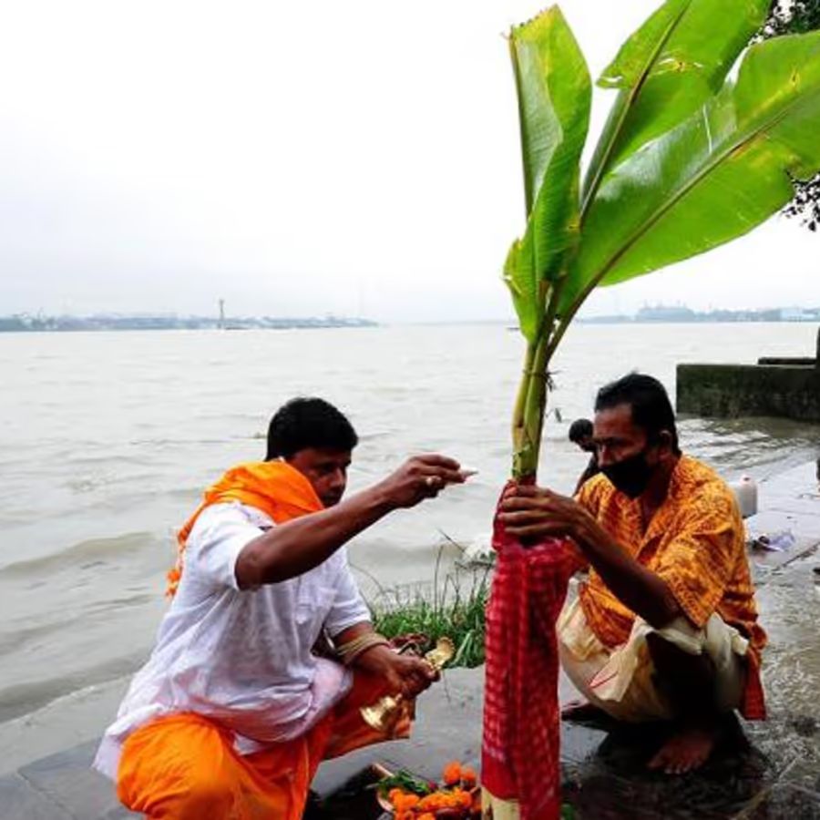 কলাবউ:  কলাগাছের সঙ্গে ধান, হলুদ, মানকচু, তুলসী আর আখের ডগা বেঁধে নতুন বস্ত্র পরিয়ে লক্ষ্মী রূপে পুজো করা হয়। ফরিদপুর, বরিশালে যাঁদের শিকড়, সেই সব পরিবারে কলাবউয়ের প্রতীকে লক্ষ্মীপুজোর প্রচলন আছে। অনেক পরিবারে নবপত্রিকাকেও লক্ষ্মী জ্ঞানে পুজো করা হয়। কলাগাছের সঙ্গে কচু, হলুদ, জয়ন্তী, বেল, দাড়িম, অশোক, মান, ধান এবং একজোড়া বেলের সঙ্গে শ্বেত অপরাজিতার লতা দিয়ে বেঁধে লাল পার সাদা শাড়ি পরিয়ে ঘোমটা দেওয়া বধূর আকার দেওয়া হয়। ঘোমটার মাথায় দুটি শোলার কদম ফুল বেঁধে দেওয়া হয়। 