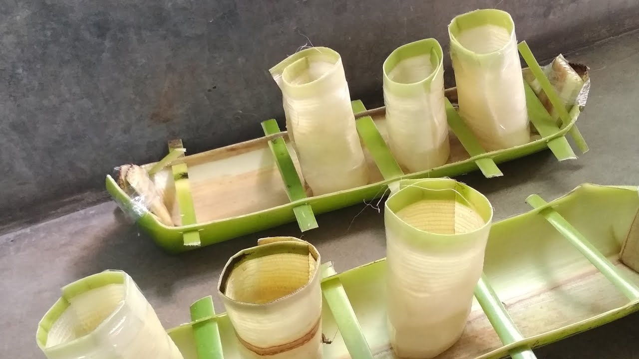 কলার নৌকো:  কলার থোড় থেকে ডিঙা বা নৌকো তৈরি করে লক্ষ্মীর পুজো হয়। কোনও কোনও পরিবারে সাতটি ডিঙা তৈরির রীতি আছে। বলা হয় সপ্ততরী। পঞ্চশস্য, টাকা দিয়ে ভর্তি করে ডিঙাগুলি পুজোর আসনে রাখা হয়। পুজোর শেষে নৌকো পুকুরে ভাসানোর রীতিও দেখা যায়। বণিক পরিবারগুলিতে এই আচার বিদ্যমান। ক্ষুদ্রাকৃতির নৌকো তৈরি করে কোজাগরী লক্ষ্মী পুজোয় দেবীকে নিবেদনের প্রথাও রয়েছে। প্রাচীন বঙ্গের সমৃদ্ধ নদী বাণিজ্যের প্রতীক এই ধরনের লক্ষ্মী আরাধনা। 