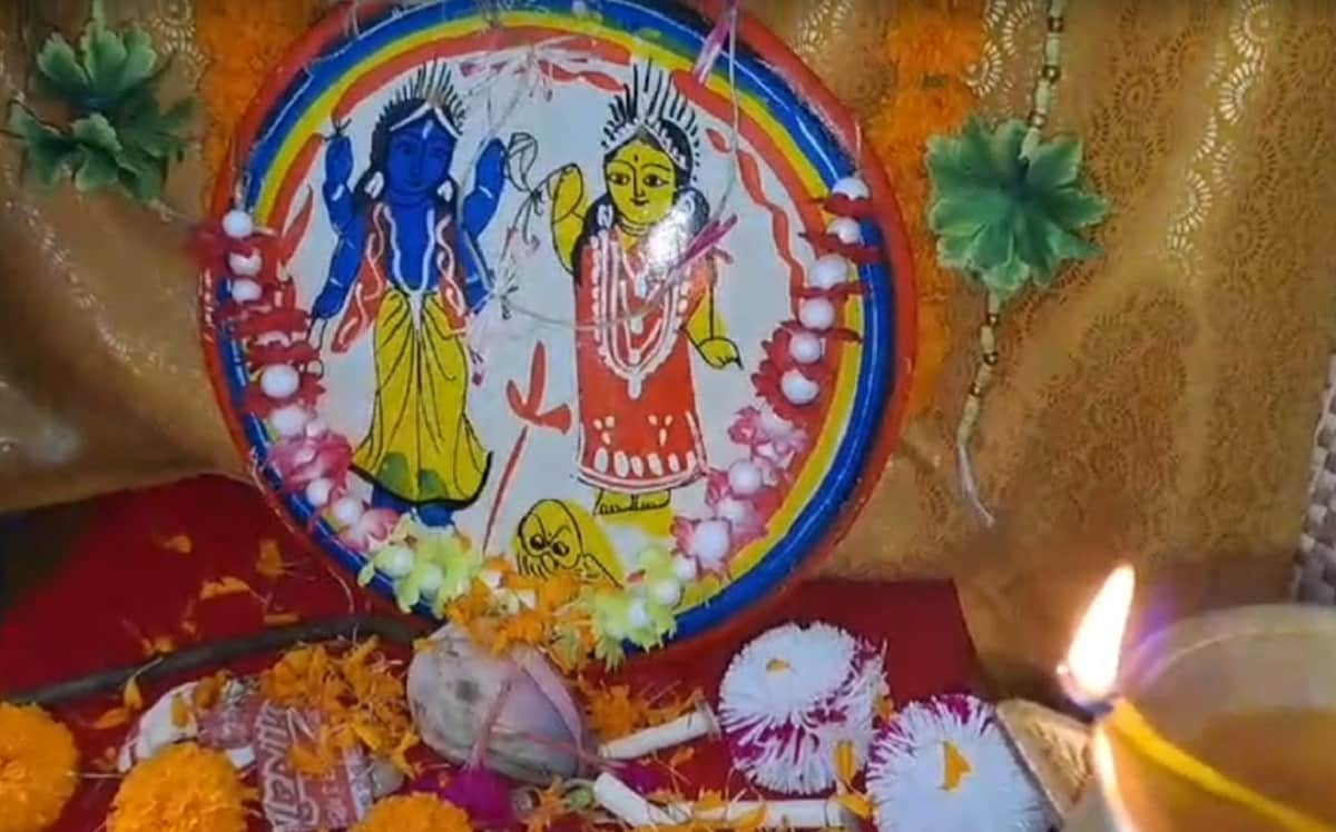 লক্ষ্মী সরা:  অনেকেই পরিবারিক নিয়ম মেনে সরাপটে লক্ষ্মী পুজো করেন। মাটির সরার উপর নানা রঙ দিয়ে আঁকা হয় মা লক্ষ্মীর ছবি। সরার একাধিক রকমফের রয়েছে। অবিভক্ত বাংলার ফরিদপুর জেলার সুরেশ্বর গ্রামে সুরেশ্বরী ঘরানার সরার জন্ম। সরার উপরের অংশে শিব, মাঝে সপরিবারে দুর্গা এবং নীচের দিকে লক্ষ্মীকে আঁকা হয়। গণক ঠাকুরদের হাতে তৈরি সরার নাম হয়েছিল ‘গণকী সরা’।