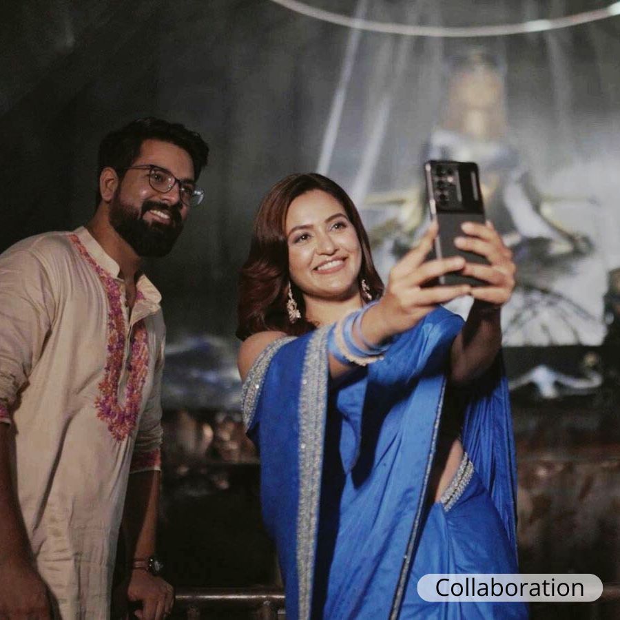 ঠাকুর দেখতে গিয়ে সেলফি না হলে হয়? পুজোর মুহূর্তকে ক্যামেরাবন্দি করে রাখলেন প্রিয়াঙ্কা। 