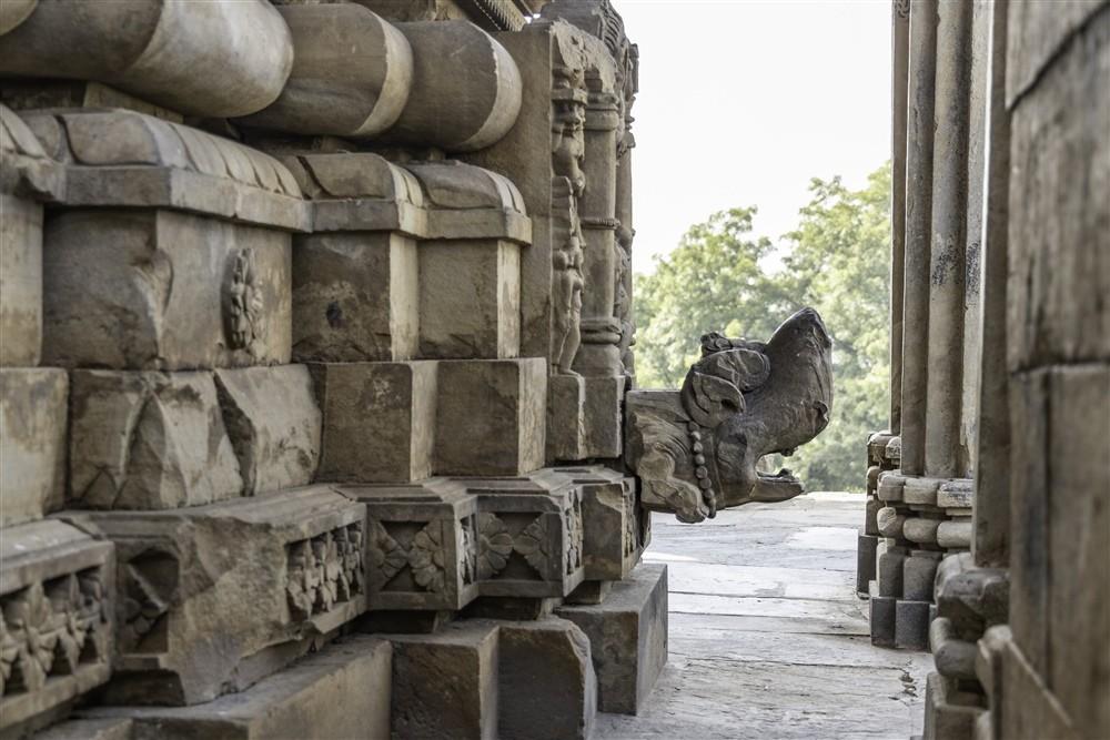 এই মন্দিরের নির্মাণকাল আনুমানিক একাদশ শতাব্দী (১০১৫-১০৩৫ খ্রিস্টাব্দ)। এটি তৈরি করিয়েছিলেন কচ্ছপঘাটা বংশের শাসক রাজা কীর্তিরাজ। গ্বালিয়রে পাওয়া শিলালিপি থেকে জানা যায়, রাজা কীর্তিরাজ তাঁর রাজ্যের রাজধানী সিংহপানিয়ায় (বর্তমান সিহোনিয়া) পার্বতীর স্বামী শিবের জন্য এই অসাধারণ মন্দিরটি নির্মাণ করিয়েছিলেন।