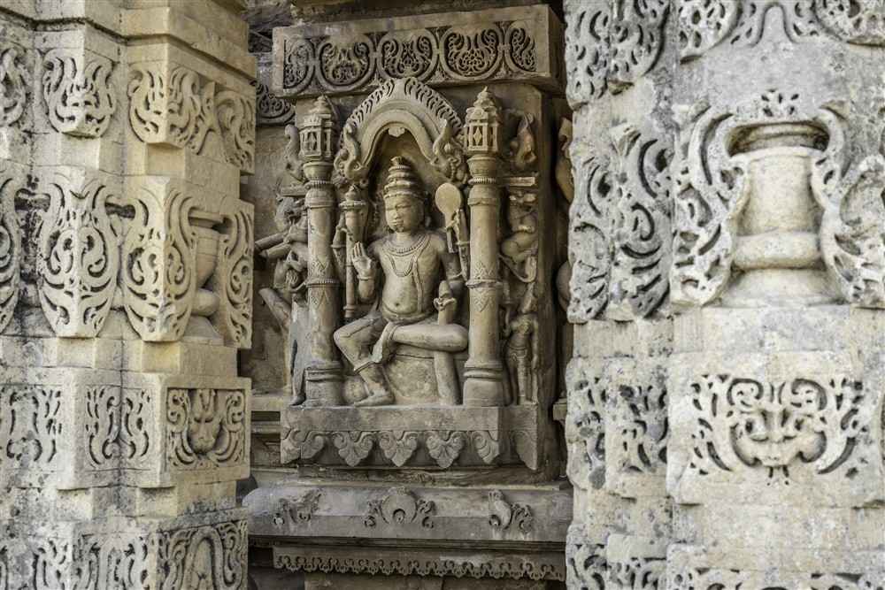 মন্দিরের নামকরণের পিছনে দু'টি মত প্রচলিত রয়েছে। প্রথমত, লোককথা অনুসারে রাজা কীর্তিরাজ তাঁর প্রিয় রানি কাঁকনবতী বা কাঁকনাদেবীর (যিনি শিবের ভক্ত ছিলেন) ইচ্ছা পূরণ করার জন্য মন্দিরটি তৈরি করেন। রানির নামানুসারে মন্দিরের নামকরণ হয় 'কাঁকনমঠ'। দ্বিতীয় মতটি হল– মন্দিরটি হয়তো অতীতে অত্যন্ত মূল্যবান ধাতু বা সোনা (কনক) দিয়ে মোড়া ছিল! তাই এটির নাম হয় 'কনকমঠ'। যা পরে লোকমুখে 'কাঁকনমঠ' হয়ে যায়।