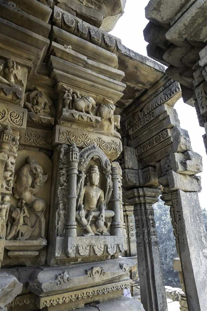 কাঁকনমঠ মন্দিরের সবচেয়ে বড় বিস্ময় এর নির্মাণশৈলীতে। এই মন্দিরের নির্মাণে কোনও রকম চুন, সিমেন্ট বা আঠালো পদার্থ ব্যবহার করা হয়নি। বদলে বিশাল বিশাল পাথর নিখুঁত ভারসাম্য বজায় রেখে এমন ভাবে একে উপরের উপর স্তূপীকৃত, যে এটি হাজার বছর ধরে ঝড়, ভূমিকম্প ও প্রতিকূল আবহাওয়া সহ্য করে দাঁড়িয়ে আছে! প্রাচীন ভারতীয় প্রকৌশলবিদ্যার এক বিরল উদাহরণ এই মন্দির।