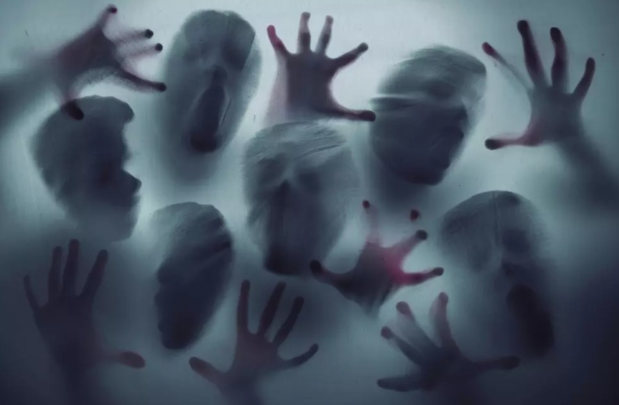 মন্দিরটি ভূতের তৈরি — এই জনশ্রুতির নেপথ্যে মূলত দু'টি কারণ কাজ করে। প্রথমত, অবিশ্বাস্য নির্মাণশৈলী: একাদশ শতাব্দীতে কোনও প্রকার সিমেন্ট বা চুন ছাড়া এত উঁচু একটি মন্দির এক রাতের মধ্যে তৈরি করা সাধারণ মানুষের পক্ষে অসম্ভব বলেই মনে করা হয়। দ্বিতীয়ত, অসম্পূর্ণতা: মন্দিরের অসম্পূর্ণ চেহারা এবং খসে পড়া অংশগুলি এই ধারণা আরও মজবুত করেছে যে, কাজটি শুরু হলেও তা শেষ করা যায়নি।