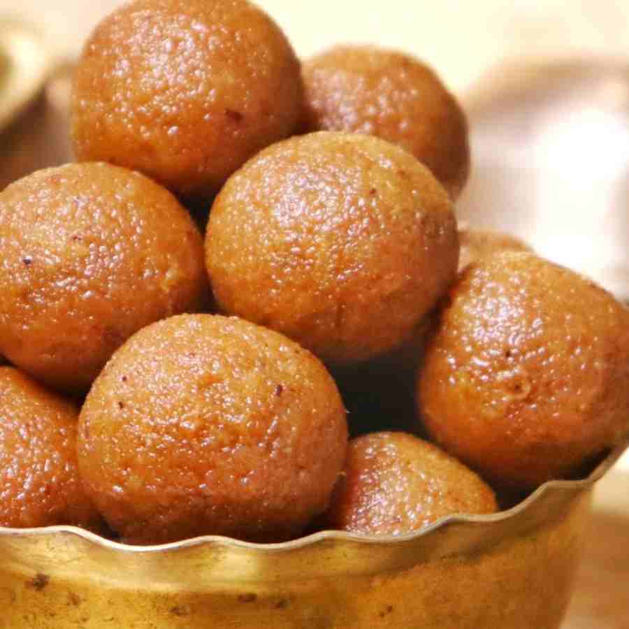 নারকেল নাড়ু।