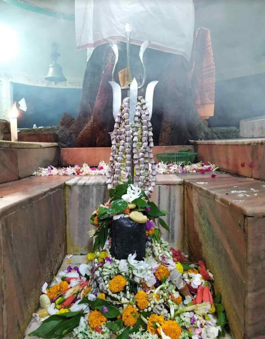 এই মন্দিরে শিবের পুজো হয়। কথিত, স্বয়ং মহাদেব 'ভূতনাথ' রূপে এখানে ভক্তদের আর্জির বিচার করেন!