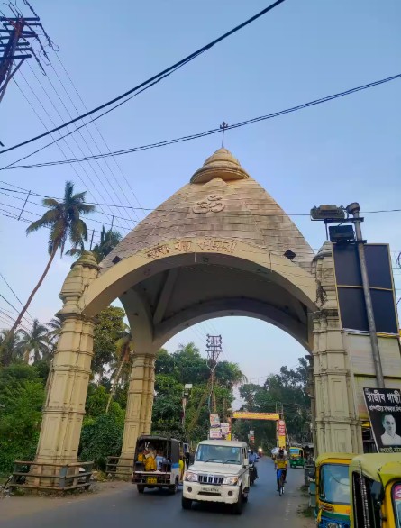 শহর কলকাতা থেকে এই তীর্থ ক্ষেত্রের দূরত্ব প্রায় ৩০ কিলোমিটার। সড়ক পথে সহজেই এখানে যাতায়াত করা যায়। 