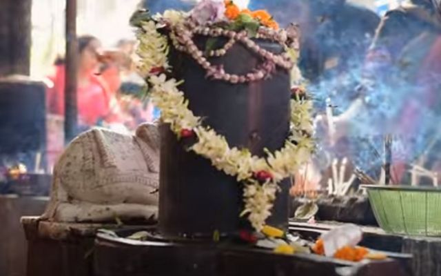 আজও বিশ্বাস করা হয়, এখানে ভূতনাথের কাছে আবেদন জানালে তা অবশ্যই পূরণ হয়। ভক্তরা তাঁদের মনোবাঞ্ছা বা কোনও সমস্যার কথা একটি ছোট্ট কাগজে দরখাস্তের মতো লিখে লাল সুতোয় বেঁধে মন্দিরের দেওয়ালে বা অশ্বত্থ গাছের গায়ে বেঁধে দেন। এই দরখাস্তগুলিই আসলে 'বিচার' বা রায়দানের জন্য জমা করা হয়! ( ‘আনন্দ উৎসব ২০২৫’-এর সাফল্যের নেপথ্যে রয়েছেন একাধিক সহযোগী। প্রেজ়েন্টিং পার্টনার ‘মারুতি সুজ়ুকি অ্যারেনা’। অন্যান্য সহযোগীরা হলেন ওয়েডিং পার্টনার ‘এবিপি ওয়ানস্টপ ওয়েডিং’, ফ্যাশন পার্টনার ‘কসমো বাজ়ার’, নলেজ পার্টনার ‘টেকনো ইন্ডিয়া ইউনিভার্সিটি’, ব্যাঙ্কিং পার্টনার ‘ইউনিয়ন ব্যাঙ্ক অফ ইন্ডিয়া’, কমফোর্ট পার্টনার ‘কার্লন’)।  (এই প্রতিবেদনটি ‘আনন্দ উৎসব’ ফিচারের একটি অংশ)।