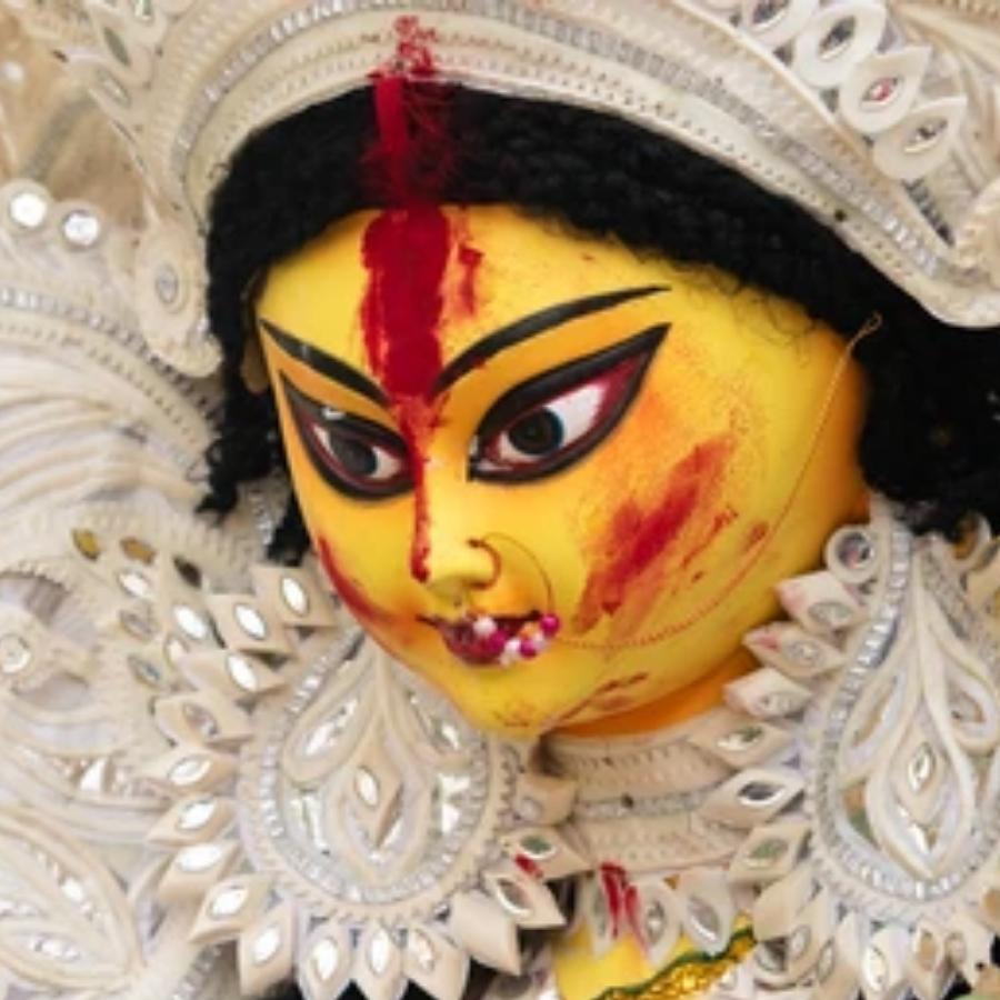 শরতের আকাশ এখন নরম। বিজয়ার মিষ্টি বিষাদ পার করেই দুয়ারে কড়া নাড়ছে মা লক্ষ্মীর পুজো, কোজাগরী পূর্ণিমা। চার পাশে এখনও দুর্গাপুজোর একটা আমেজ, মন-কেমন করা সুর।