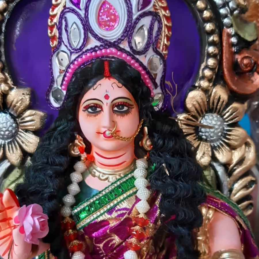  এই বিশেষ তিথিতে দেবী লক্ষ্মীকে বরণ করে নেওয়ার জন্য বাঙালি বাড়িতে চলে শেষ মুহূর্তের প্রস্তুতি।