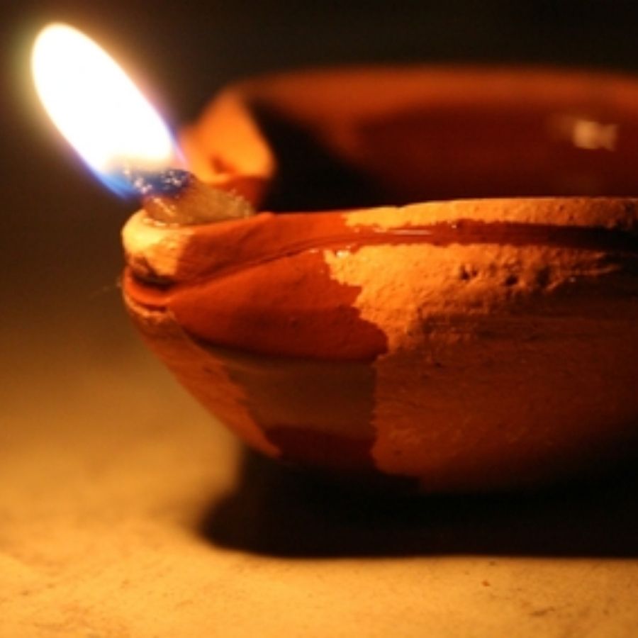  কেন এই প্রদীপের এত কদর? আসলে, ঘিকে মনে করা হয় সত্ত্ব গুণের ধারক। বিশ্বাস করা হয়, পুজোর সময় ঘিয়ের প্রদীপের জ্যোতি থেকে পরিবেশে এমন এক সাত্ত্বিক ফ্রিকোয়েন্সি নির্গত হয়, যা স্বয়ং দেবী লক্ষ্মীকে আকৃষ্ট করে। 