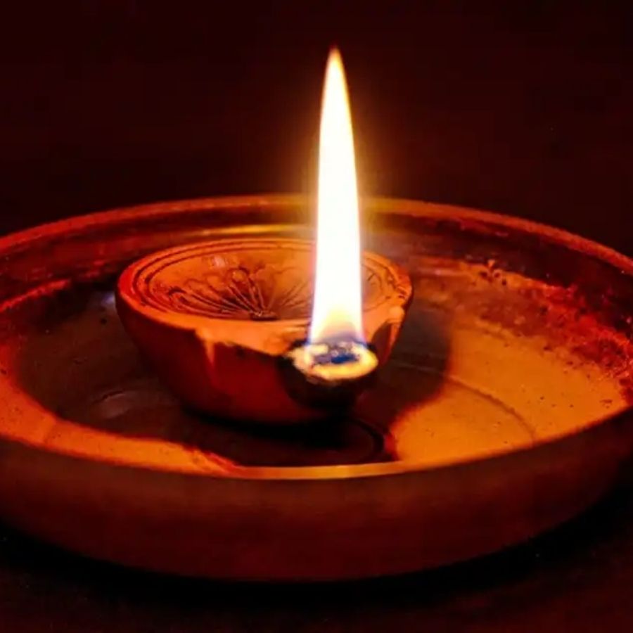 অর্থাৎ, এই পবিত্র আলো আর সুগন্ধ দেখেই নাকি দেবী, তাঁর ভক্তের বাড়িতে প্রবেশ করেন। এ শুধু বিশ্বাস নয়, এর পেছনে রয়েছে এক গভীর তত্ত্ব।