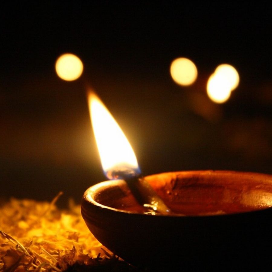 প্রদীপ হল তেজ বা অগ্নি তত্ত্বের প্রতীক। ঘিয়ের প্রদীপের মাধ্যমে এই তেজ বাড়ে, যা ভক্তের আত্মিক শক্তিকে জাগিয়ে তোলে।