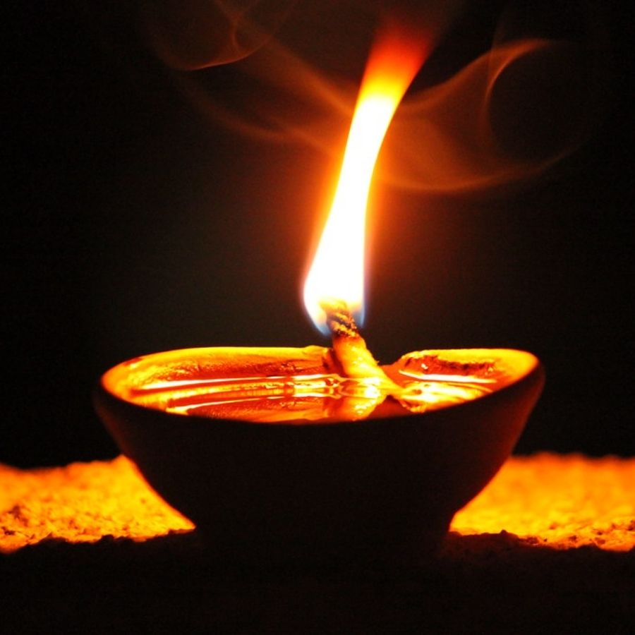  জ্যোতিষ শাস্ত্র বলে, তেল প্রদীপের শুভ প্রভাব নিভে গেলে বেশি ক্ষণ থাকে না, কিন্তু ঘিয়ের প্রদীপের সাত্ত্বিকতা বা শুভ প্রভাব নিভে যাওয়ার পরেও দীর্ঘ সময় ধরে পরিবেশে থেকে যায়, যা দীর্ঘস্থায়ী শুভ ফল দেয়।