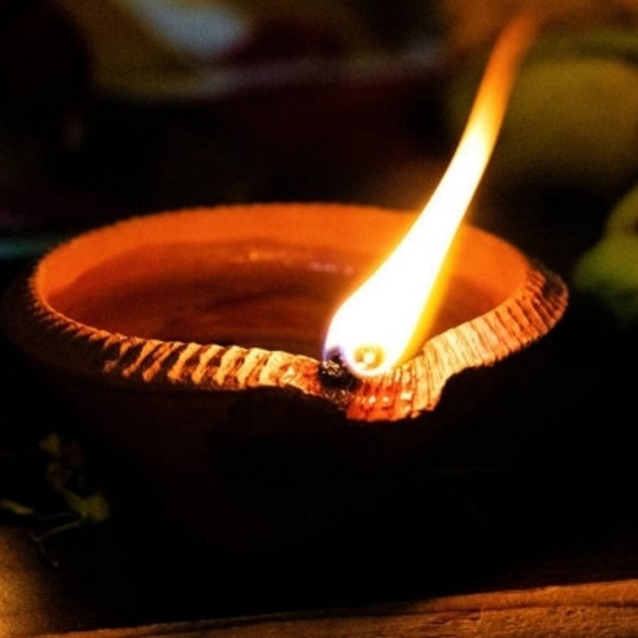 যোগশাস্ত্র আবার বলে, ঘিয়ের প্রদীপ চক্র শুদ্ধি করতে সাহায্য করে, যা মনের শান্তি ও সুস্থতা আনে।