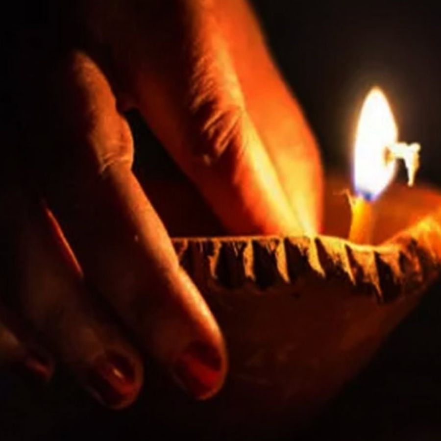 বাস্তু মতেও এর মহিমা কম নয়। সন্ধ্যার সময় বাড়ির প্রবেশদ্বার বা পুজোর স্থানে ঘিয়ের প্রদীপ জ্বালালে এটি বাড়ির চারপাশে এক দিব্য সুরক্ষা কবচ তৈরি করে, যা নেতিবাচক শক্তি বা অলক্ষ্মীর প্রভাবকে গৃহ থেকে দূরে রাখে।