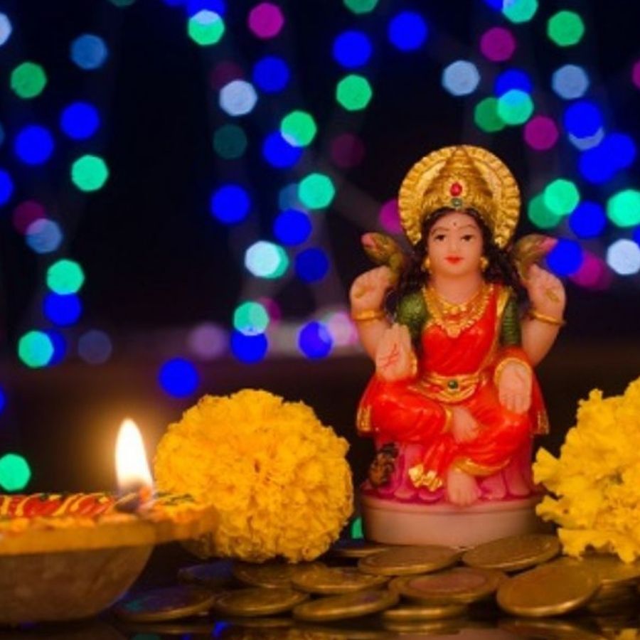 তাই, এই কোজাগরী পূর্ণিমায় নিয়ম মেনে উত্তর দিকে কিংবা পূর্ব দিকে ঘিয়ের প্রদীপ জ্বালান। কারণ বাস্তু বিশ্বাস, এই দেশি ঘিয়ের ইতিবাচক কম্পন শুধু মা লক্ষ্মী নয়, কুবেরের আশীর্বাদও আকর্ষণ করে, যা পরিবারে আনে শান্তি, সমৃদ্ধি আর ধন-সম্পদ বৃদ্ধি। শুধু অর্থলাভই নয়, এর ফলে সাস্থ্যও ভাল থাকে বলে মনে করা হয়।  ( ‘আনন্দ উৎসব ২০২৫’-এর সাফল্যের নেপথ্যে রয়েছেন একাধিক সহযোগী। প্রেজ়েন্টিং পার্টনার ‘মারুতি সুজ়ুকি অ্যারেনা’। অন্যান্য সহযোগীরা হলেন ওয়েডিং পার্টনার ‘এবিপি ওয়ানস্টপ ওয়েডিং’, ফ্যাশন পার্টনার ‘কসমো বাজ়ার’, নলেজ পার্টনার ‘টেকনো ইন্ডিয়া ইউনিভার্সিটি’, ব্যাঙ্কিং পার্টনার ‘ইউনিয়ন ব্যাঙ্ক অফ ইন্ডিয়া’, কমফোর্ট পার্টনার ‘কার্লন’)। (এই প্রতিবেদনটি ‘আনন্দ উৎসব’ ফিচারের একটি অংশ)। 