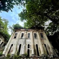 যার জেরে এই ভবনের নামকরণ করা হয় ডাফ কলেজ। এটি ১৮৪৪ সাল থেকে ১৮৫৭ সাল পর্যন্ত একটি গুরুত্বপূর্ণ শিক্ষাকেন্দ্র ছিল। ১৯২৯ সালে স্কটিশ চার্চ কলেজের সঙ্গে মিশে যায় এই কলেজ।