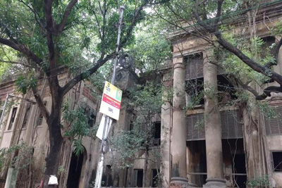 বোমা বিস্ফোরণের ঘটনা, ভগ্নদশা ও নিরাপত্তার কারণে ১৯৮৮ সালের কাছাকাছি সময়ে ভবনটিকে ব্যবহারের জন্য অসুরক্ষিত ঘোষণা করা হয় এবং জোড়াবাগান থানাটিকে সামনের ছোট একটি বাড়িতে স্থানান্তরিত করা হয়। পরিত্যক্ত হওয়ার পর থেকেই এর ভৌতিক গল্প এবং গুজব আরও ছড়াতে শুরু করে। কারণ এর সঙ্গে জড়িয়ে ছিল স্বাধীনতা সংগ্রামীদের আর্তনাদ, অত্যাচার ও বিস্ফোরণের বীভৎস স্মৃতি।