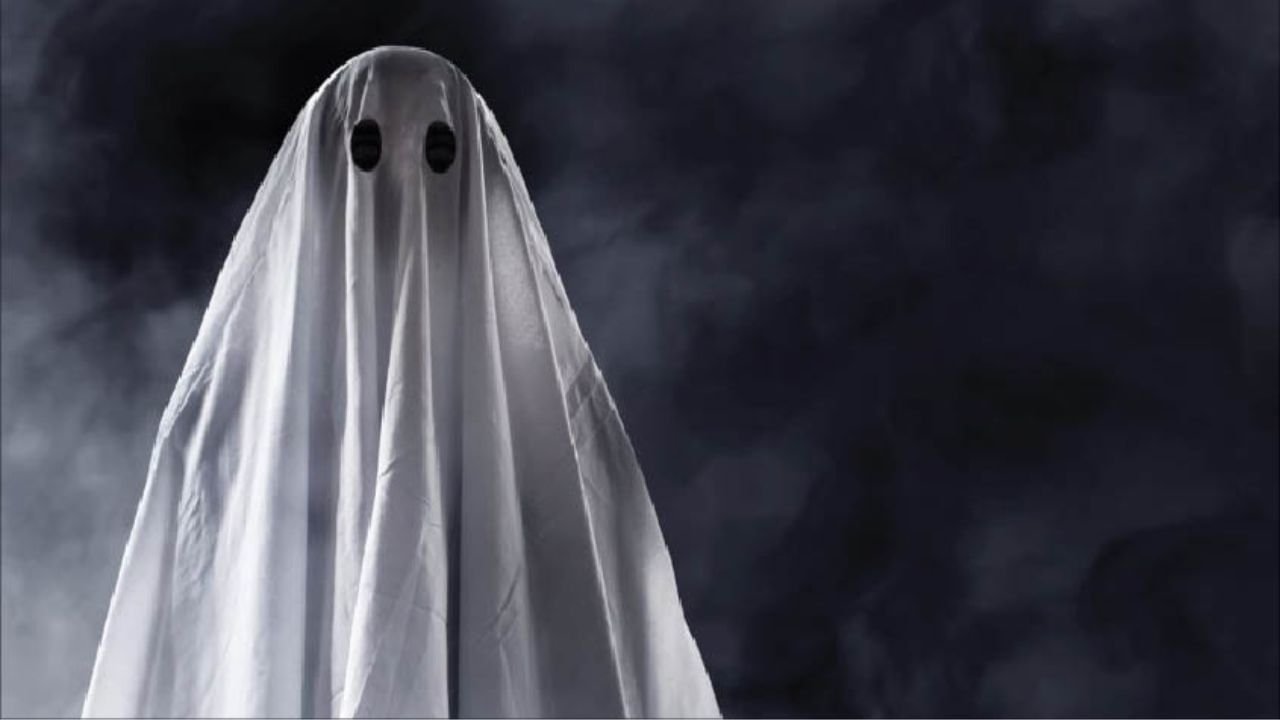 এই বাড়িতে অলৌকিক কিছু দেখার বা অনুভব করার বহু গল্প প্রচলিত আছে। যার কোনও বৈজ্ঞানিক ব্যাখ্যা নেই। এমনকী, অনেকেই রাতের অন্ধকারে এই বাড়ির ভগ্নস্তূপে সাদা আকৃতির ছায়া দেখতে পাওয়ার দাবি করেছেন।