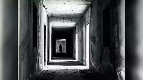 পুলিশকর্মী ও স্থানীয় বাসিন্দাদের মধ্যে কিছু লোকজন অদ্ভুত কান্নার আওয়াজ, চিৎকার বা ফিসফিস শব্দ শোনার কথাও বলেছেন। অনেকে এই আওয়াজগুলিকে ব্রিটিশ আমলে অত্যাচারিত বিপ্লবীদের আর্তনাদ বলে মনে করেন। ( ‘আনন্দ উৎসব ২০২৫’-এর সাফল্যের নেপথ্যে রয়েছেন একাধিক সহযোগী। প্রেজ়েন্টিং পার্টনার ‘মারুতি সুজ়ুকি অ্যারেনা’। অন্যান্য সহযোগীরা হলেন ওয়েডিং পার্টনার ‘এবিপি ওয়ানস্টপ ওয়েডিং’, ফ্যাশন পার্টনার ‘কসমো বাজ়ার’, নলেজ পার্টনার ‘টেকনো ইন্ডিয়া ইউনিভার্সিটি’, ব্যাঙ্কিং পার্টনার ‘ইউনিয়ন ব্যাঙ্ক অফ ইন্ডিয়া’, কমফোর্ট পার্টনার ‘কার্লন’)।  (এই প্রতিবেদনটি ‘আনন্দ উৎসব’ ফিচারের একটি অংশ)।