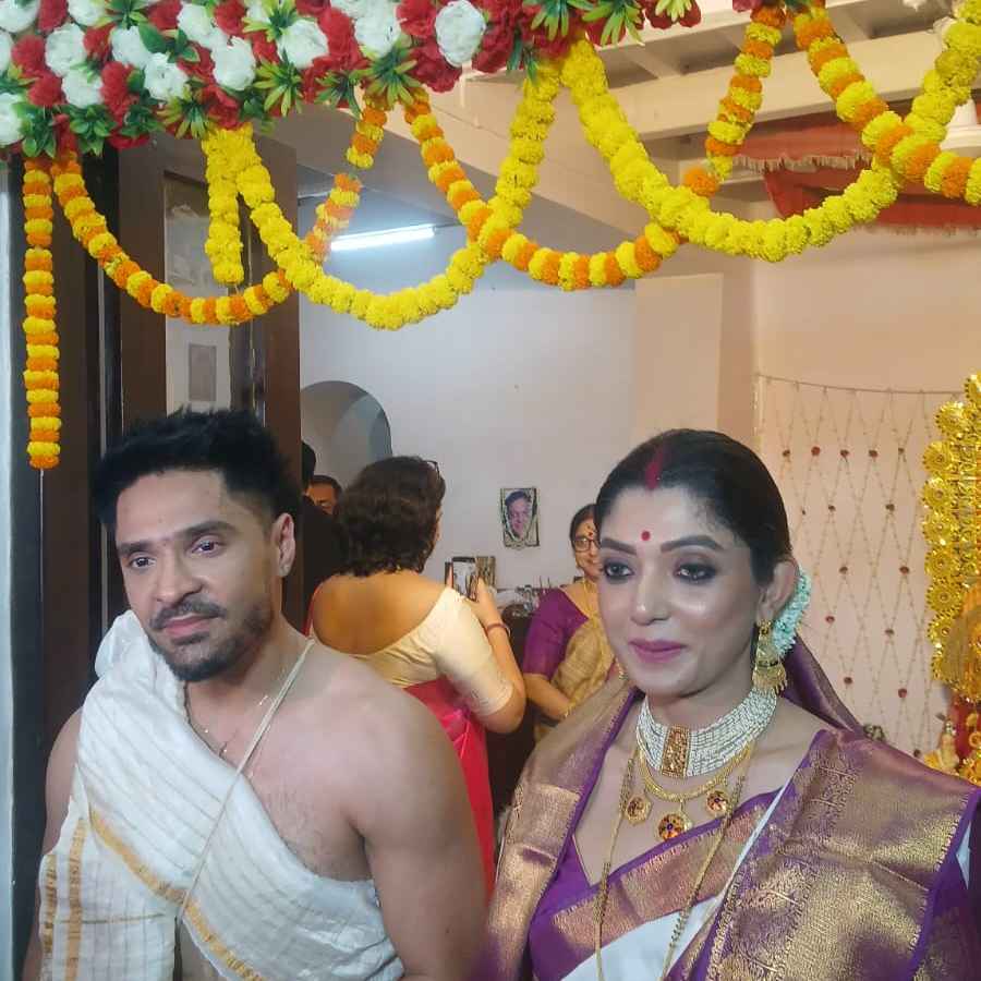 How Gourab Chatterjee, Nabamita Chatterjee, Devlina Kumar Celebrate Uttam Kumar’s Lakshmi Puja dgtl