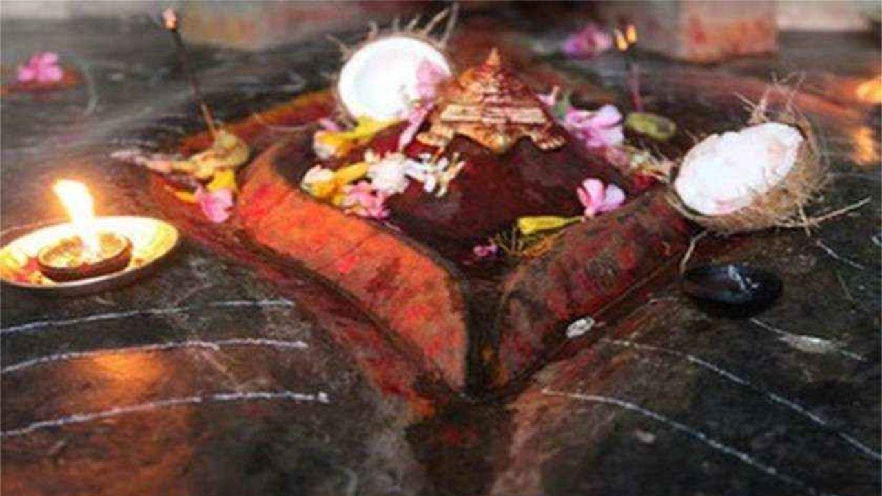 ঐতিহাসিকদের একাংশের মতে, কামাখ্যা মন্দিরটি এক সময়ে স্থানীয় খাসি বা কিরাত উপজাতির বলির স্থান ছিল। যেখানে পশুবলি ও এমনকী নরবলিও প্রচলিত ছিল!