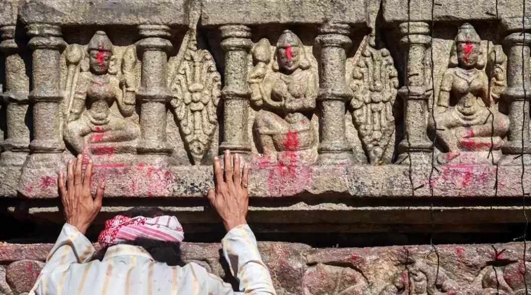 কালিকা পুরাণে নরবলির (নর-পশু) নির্দিষ্ট বিধান ও মন্ত্রের উল্লেখ রয়েছে। সেই অনুসারে - ব্রাহ্মণ ছাড়া অন্য কোনও উচ্চ বর্ণের যুবককে কয়েক দিন যত্ন করে খাইয়ে, তার পরে দেবীর সন্তুষ্টির জন্য বলি দেওয়া হত। এটি ছিল বিশেষ কিছু তান্ত্রিক ক্রিয়াকলাপের অঙ্গ, নিত্যদিনের পুজোর অংশ নয়।