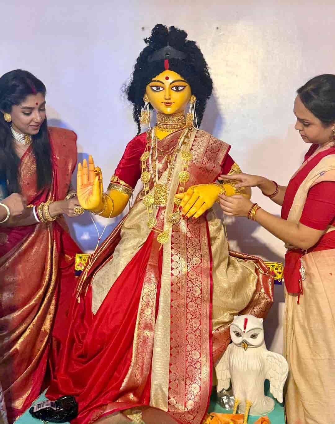  লক্ষ্মীপুজো মানেই সকাল থেকে বেজায় ব্যস্ত দেবলীনা কুমার। প্রতিমা বরণ থেকে পায়েস রান্না ও ভোগের আয়োজন, সবটাই সামলালেন নিষ্ঠা ভরে। দেবীর পাশাপাশি বেগুনি শাড়িতে অপরূপা তিনিও। 