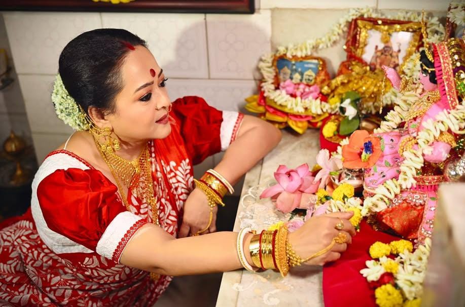 অপরাজিতা আঢ্যের বাড়ির লক্ষ্মী বন্দনা ছাড়া তো টলিউডের লক্ষ্মীপুজো অসম্পূর্ণ। এ দিন অভিনেত্রী নিজে সেজেছিলেন লাল শাড়িতে। দেবীর পরনে ছিল গোলাপি ঘাগরা-চোলি। 