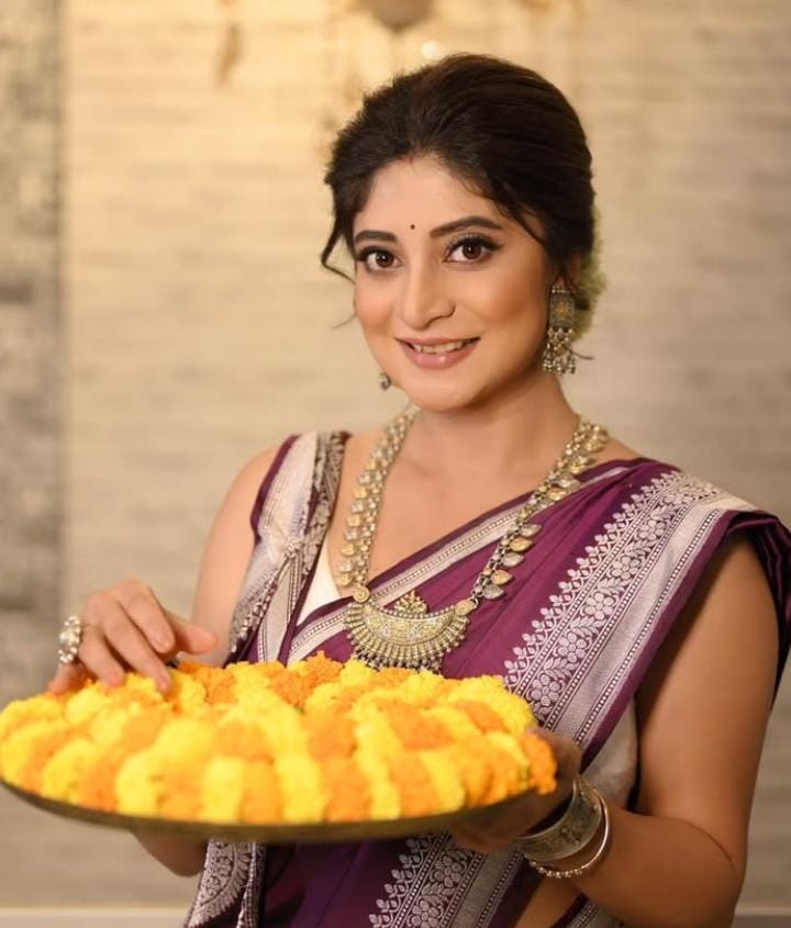 এ দিন পুজোর সাজে হাজির সন্দীপ্তা সেনও। বেগুনি রঙা শাড়ির সঙ্গে হাতে রংমিলান্তি চুড়ি ও গলায় লম্বা হার। পরিমিত সাজেই অপরূপা অভিনেত্রী। 